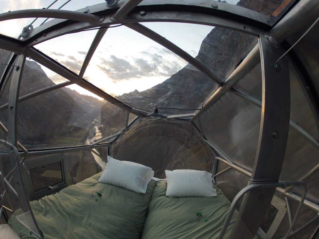 Dormir dans une capsule transparente en pleine falaise, Vallée Sacrée